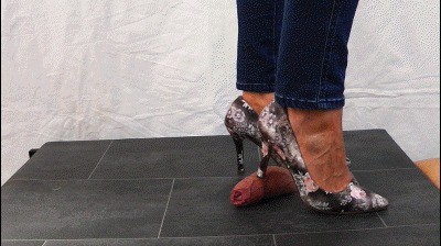 Shoejob With Flower Pumps