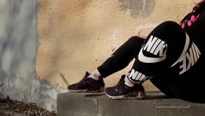 Sneaker-girl Jana – Crushing Shoehorn With Nike Shoes