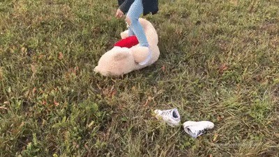 Sneaker-girl Kimba – Trampling A Big Plush-toy