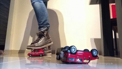 Sneaker-girl Red-queen – Crushing 4 Toy-trucks With Nikes