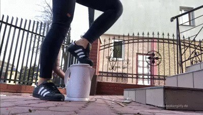 Sneaker-girl Red Queen – Crushing A Water-heater