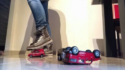 Sneaker-girl Red Queen – Crushing Some Toy-cars