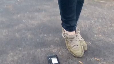 Sneakergirly – Mobil Phone Crush