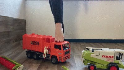 Sneakergirly – Crushing 2 Big Toy Cars