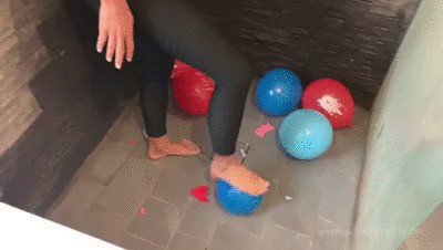 Sneakergirly Caelia – Balloon Popping