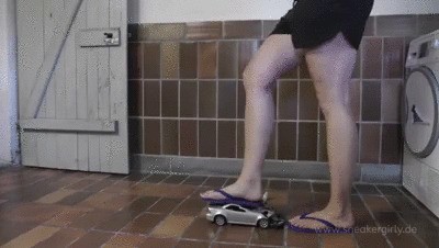 Sneakergirly Denise – Rc Car With Flip Flop Shoes